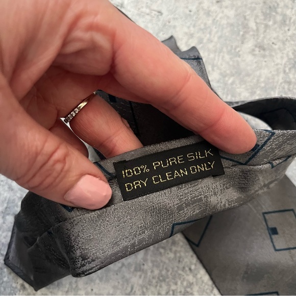 Giorgio Armani Vintage 1980’s Slim Silk Tie - Picture 3 of 5